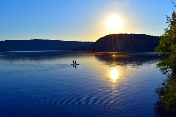günbatımı sırasında göl ve dağlar