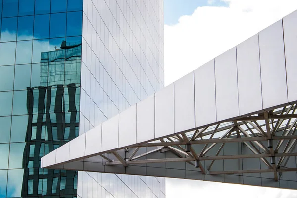Estructura metálica triangular del edificio corporativo — Foto de Stock
