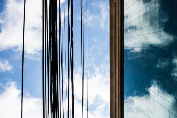 Moderno edificio de negocios con cables de energía — Foto de Stock