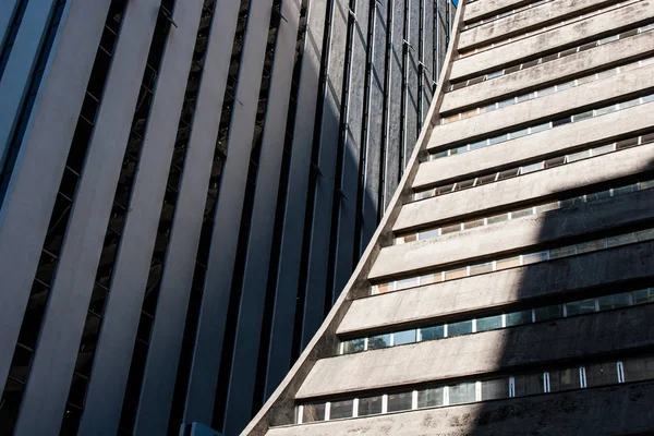 Detalle de fachada de edificio de oficinas de hormigón moderno redondeado — Foto de Stock