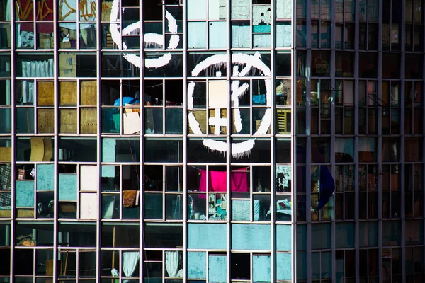 Fachada de un edificio abandonado ocupado por el movimiento social de vivienda . — Foto de Stock