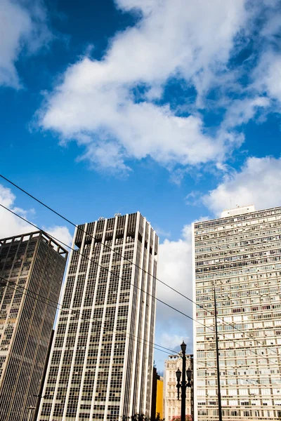 Edificios de oficinas en un cielo azul con día de nubes — Foto de Stock