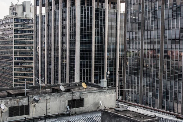 Edifici per uffici dal tetto di un edificio commerciale nelle vicinanze . — Foto Stock