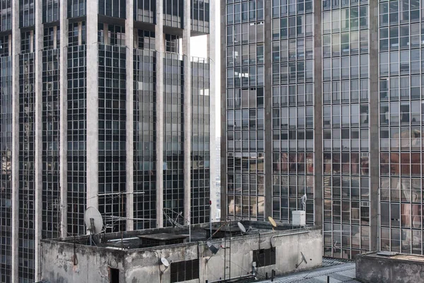Ticari bir binanın tepesinden görülen uzun boylu ofis kuleleri. — Stok fotoğraf