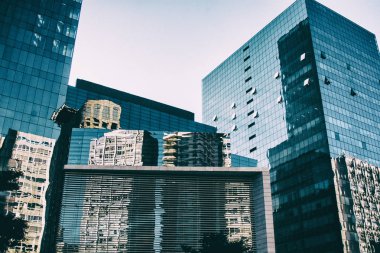 Modern mimari kurumsal ve ticari binaların düşük açılı görünüş