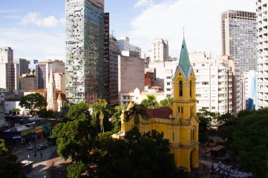 Sarı Katolik Kilisesi eski iş ve konut çevrili.