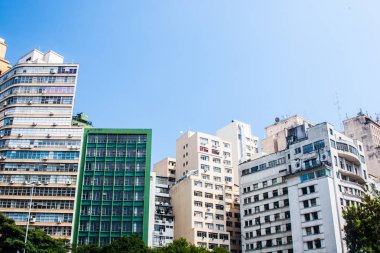 İş ve konut mavi gökyüzü arka plan ile