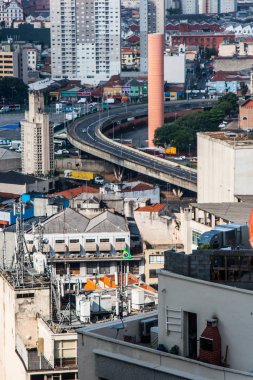 Bir megalopolis eski binalar ile yüksek kentsel görünümü.
