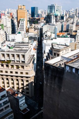 Şehrin yarısında kesme bir sokakta bir binanın tepesinden görüntülemek