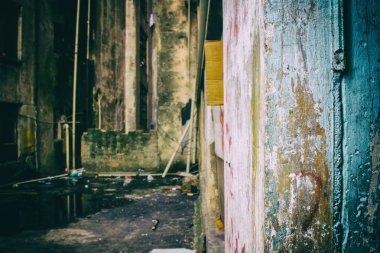 Beton bıyıklı harap duvarlar.