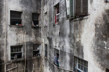 Yıpranmış duvarlar ve windows bir konut binası.