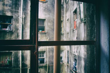 Borular ve çürük bir çerçeve--dan pencere eşiği.
