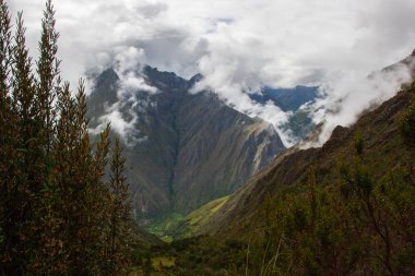 Dağlar ve bulutlar.