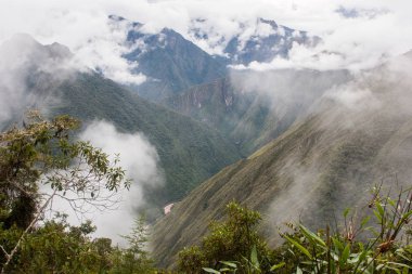 Andes ve bulutların üstünde Inca Trail. Peru. Güney Amerika. Hiçbir insan.
