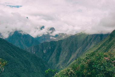 Inca iz üzerinde bulutlar ve sis kaplı Andes. Hiçbir insan.