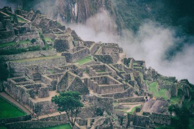 Machu Picchu ve tarafından sis kaplı dağlar antik kalıntıları. Peru.