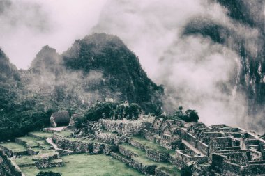 Machu Picchu ve sis tarafından kaplı dağları. Peru. Güney Amerika. Hiçbir insan.
