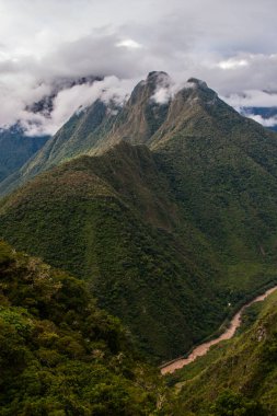 Andes kırmızı su akışı.