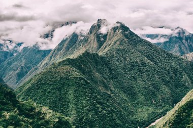 Andes Dağları zirve yukarıda sis ile. Inca Trail. Peru, Güney Amerika.