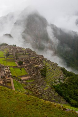 Machu Picchu güzel dikey yüksek görünüm. Peru. Güney Amerika.