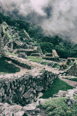 Machu Picchu antik kalıntıları dikey görünüm.