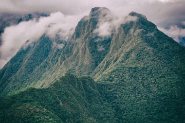 Bulutların üzerinde tepe ile Andes Dağları. Inca Trail. Peru
