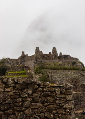 Harabeler, bulutlar ve dağlar.