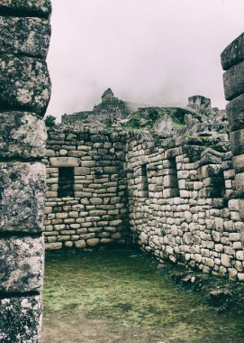 Machu Micchu turist gelen eski bir harabe görünümünü.