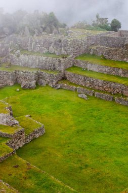 Machu Picchu Harabeleri üzerinde sis.
