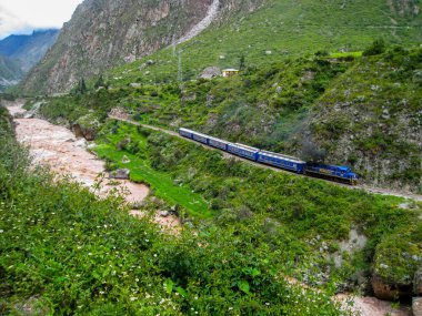 Kırmızı su fırtınalı Nehri yakınında Tren.