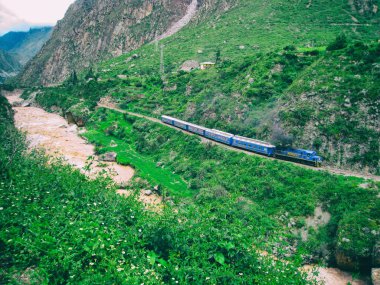 Mavi Tren kırmızı su fırtınalı Nehri yakınında.