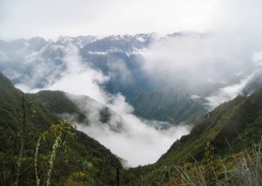 Andes Dağları ve Inca Trail üzerinden alçak bulutlar. Peru.