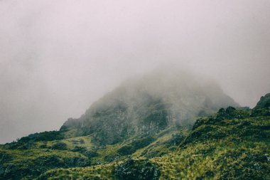 And Dağları üzerinde bulutlar. nca iz. Peru. Hiçbir insan.