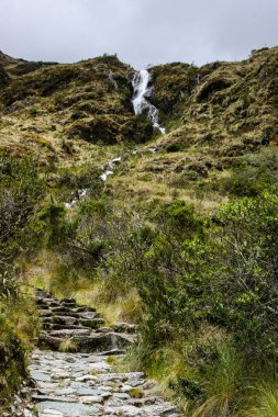Şelale taş döşeli yol Inca Trail.