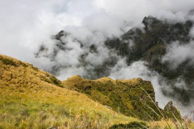 Büyülü bulutlar dağlar kapsayan.