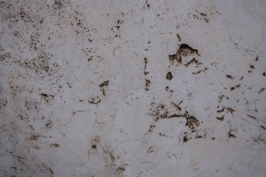 Beyaz duvar eski taş kırık.
