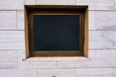 Altın pencere arka plan beyaz tuğla duvar.