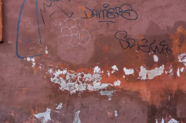 Eski püskü eski kırmızı beton duvar ile berabere.