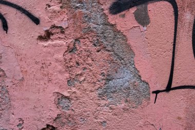 Graffiti ile kırmızı bir beton duvara sıva peeling.