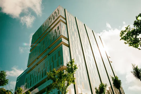 Niedriger Winkel eines Firmengebäudes mit goldenem Lichteffekt — Stockfoto