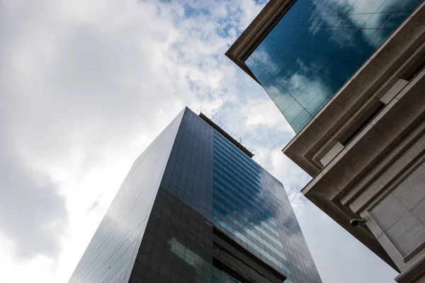 Edificios de oficinas con nubes en el fondo — Foto de Stock