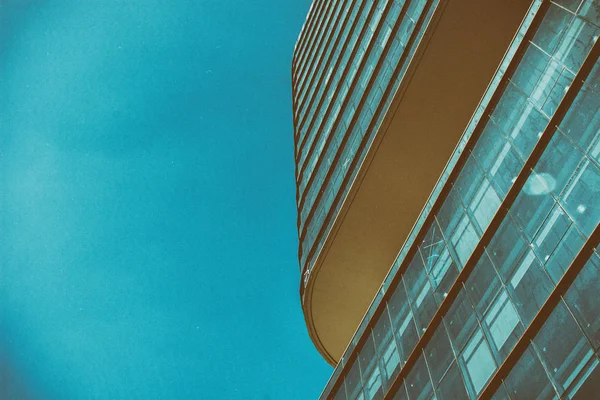 Imagen de estilo envejecido del edificio de oficinas de arquitectura moderna — Foto de Stock