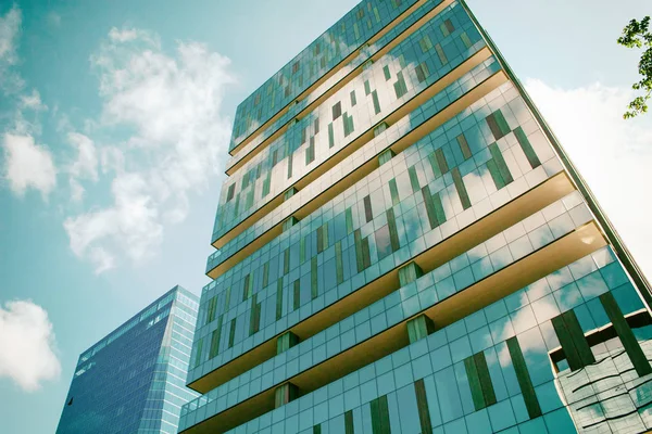 Hermosos edificios de oficinas fachada — Foto de Stock