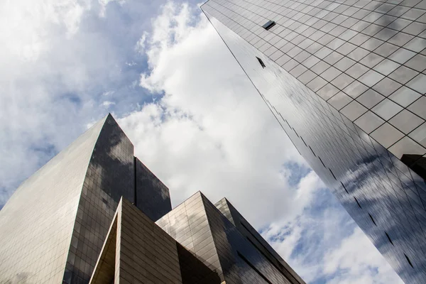 Perspectiva de bajo ángulo de los edificios corporativos — Foto de Stock