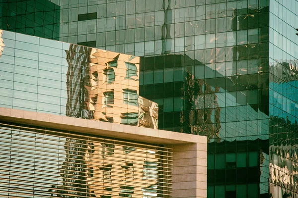 Fachada de edificio de oficinas en ambiente dorado — Foto de Stock