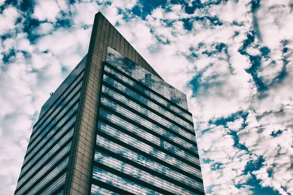 Hermoso cielo nublado reflejado en el edificio corporativo — Foto de Stock