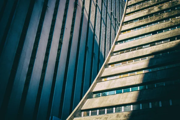 Niski kąt widoku szczegółowego zaokrąglone beton budynek korporacyjnych — Zdjęcie stockowe