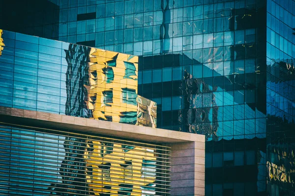 Reflejo del edificio amarillo en una fachada acristalada del centro comercial — Foto de Stock