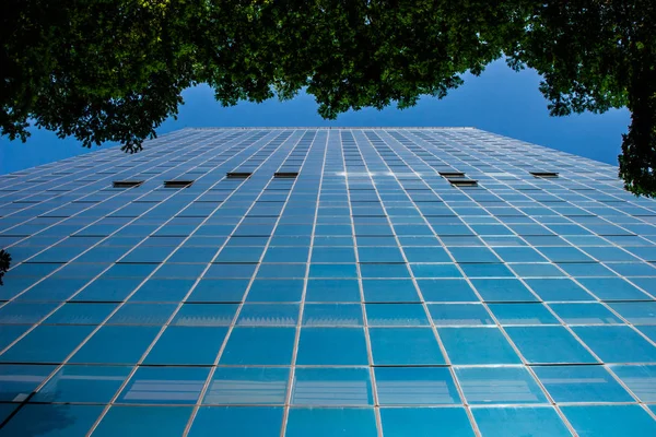 Negocios vista edificio de vidrio azul — Foto de Stock