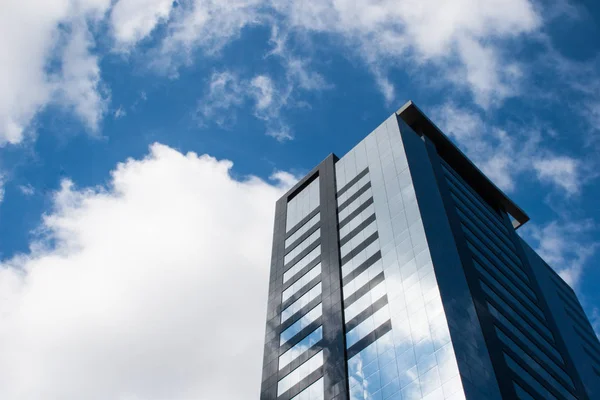 Vista de bajo ángulo de un edificio corporativo con ventanas de vidrio — Foto de Stock